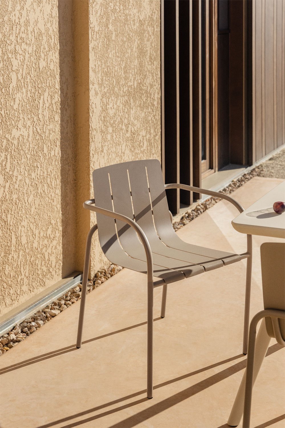 Pack de 4 chaises de jardin empilables avec accoudoirs en acier Isoria, image de la galerie 1