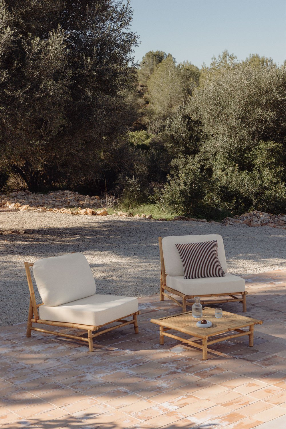 Ensemble de jardin avec 2 fauteuils et table d'appoint rectangulaire 75x40 cm en bambou Isendra, image de la galerie 1