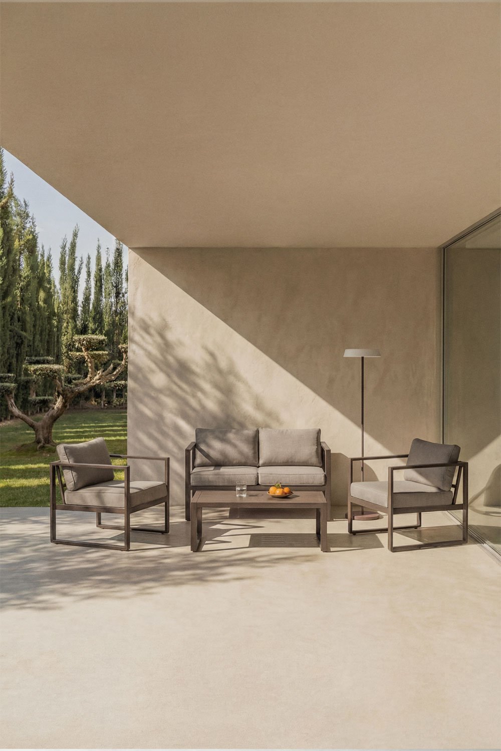 Ensemble de jardin avec canapé 2 places, 2 fauteuils et table basse en aluminium Lipov, image de la galerie 1