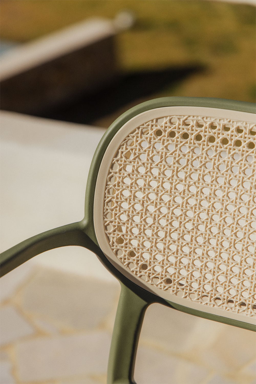 Pack de 2 chaises de jardin empilables avec accoudoirs en polypropylène Omara, image de la galerie 2