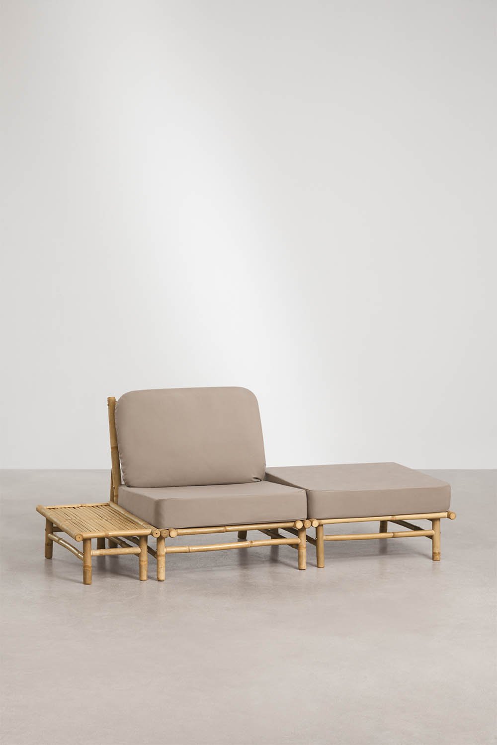 Ensemble de jardin avec fauteuil, pouf et table d'appoint latérale rectangulaire 75x40 cm en bambou Isendra, image de la galerie 1