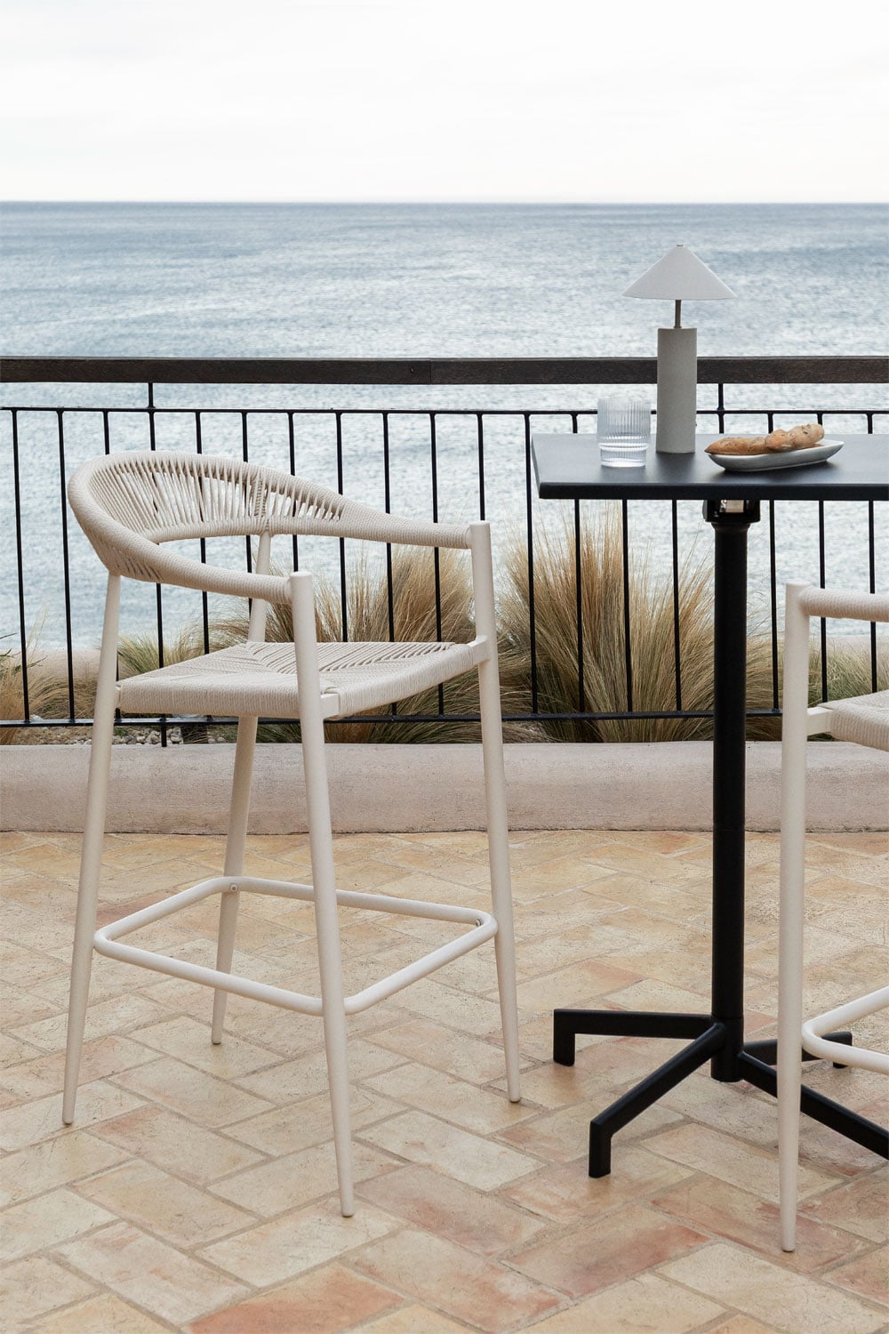 Pack de 2 tabourets de jardin hauts 75 cm en aluminium et rotin synthétique Amatria, image de la galerie 7