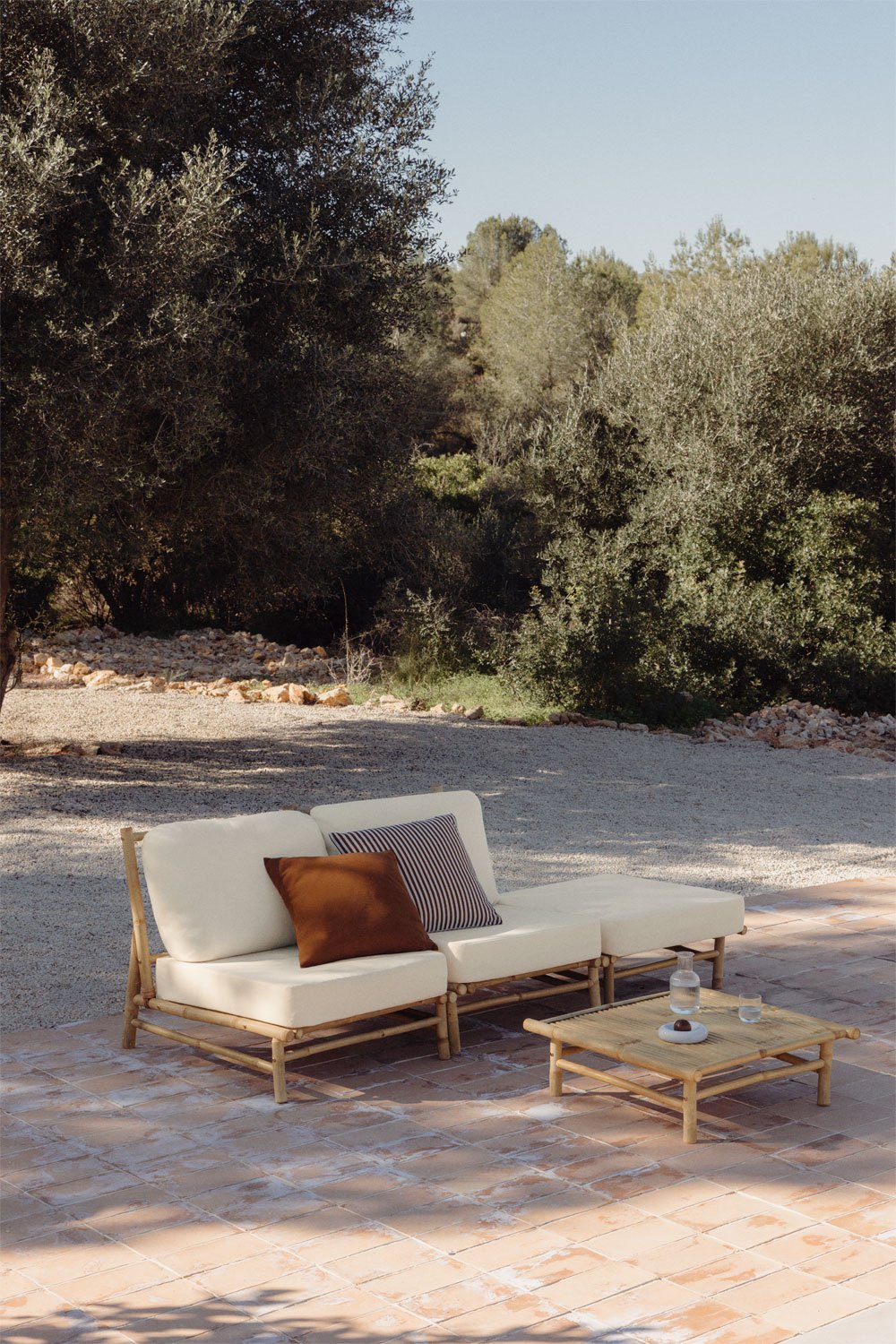 Ensemble de jardin avec canapé modulaire 2 pièces, pouf et table basse carrée 75x75 cm en bambou Isendra, image de la galerie 11