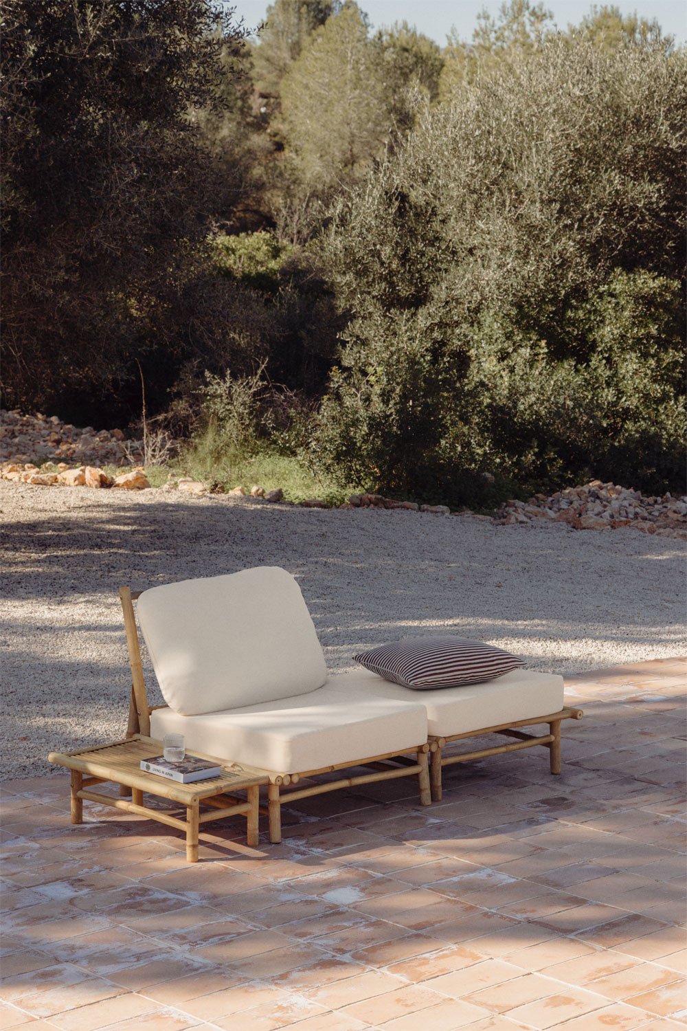 Ensemble de jardin avec fauteuil, pouf et table d'appoint latérale rectangulaire 75x40 cm en bambou Isendra, image de la galerie 11