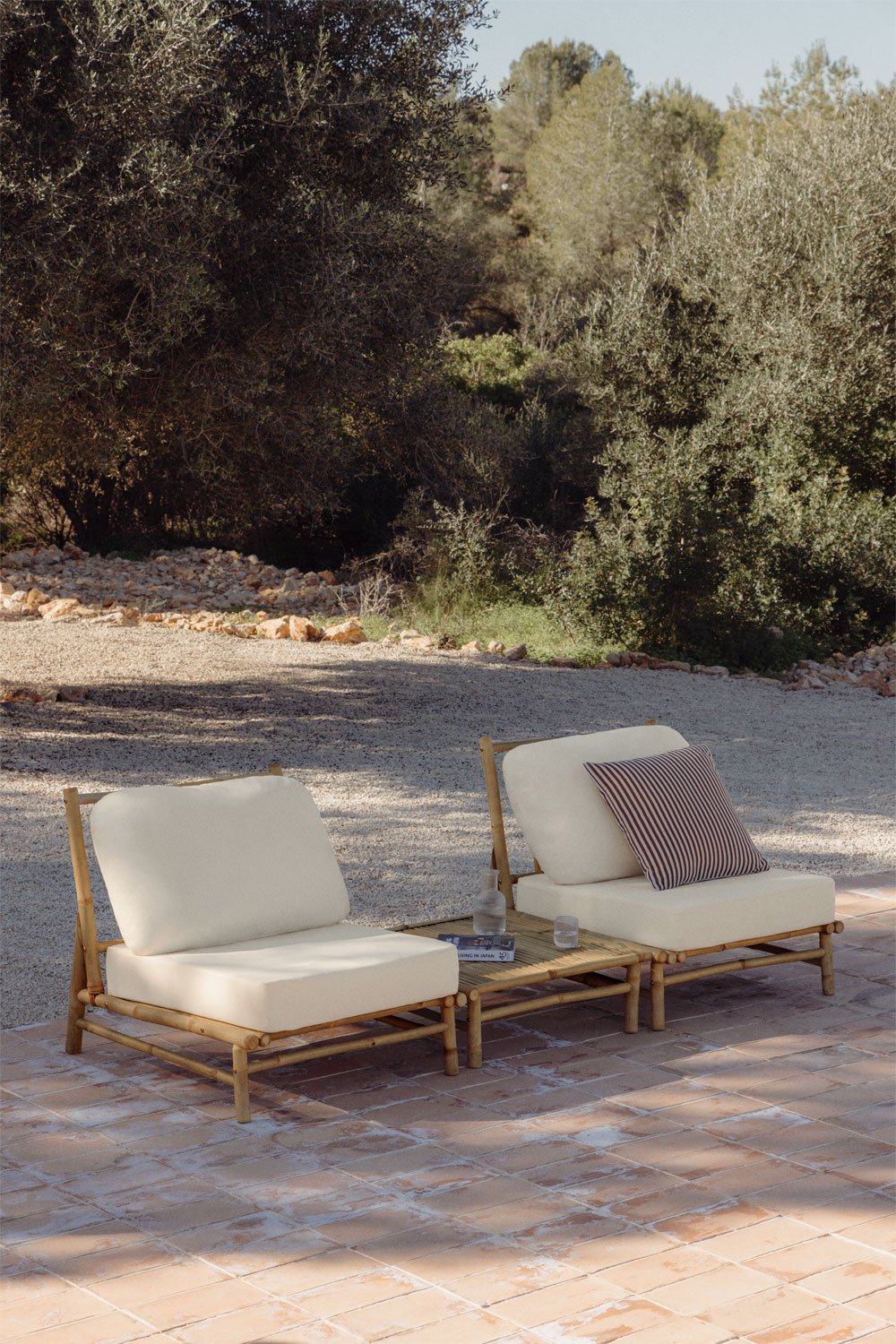 Ensemble de jardin avec 2 fauteuils et table basse carrée 75x75 cm en bambou Isendra, image de la galerie 8