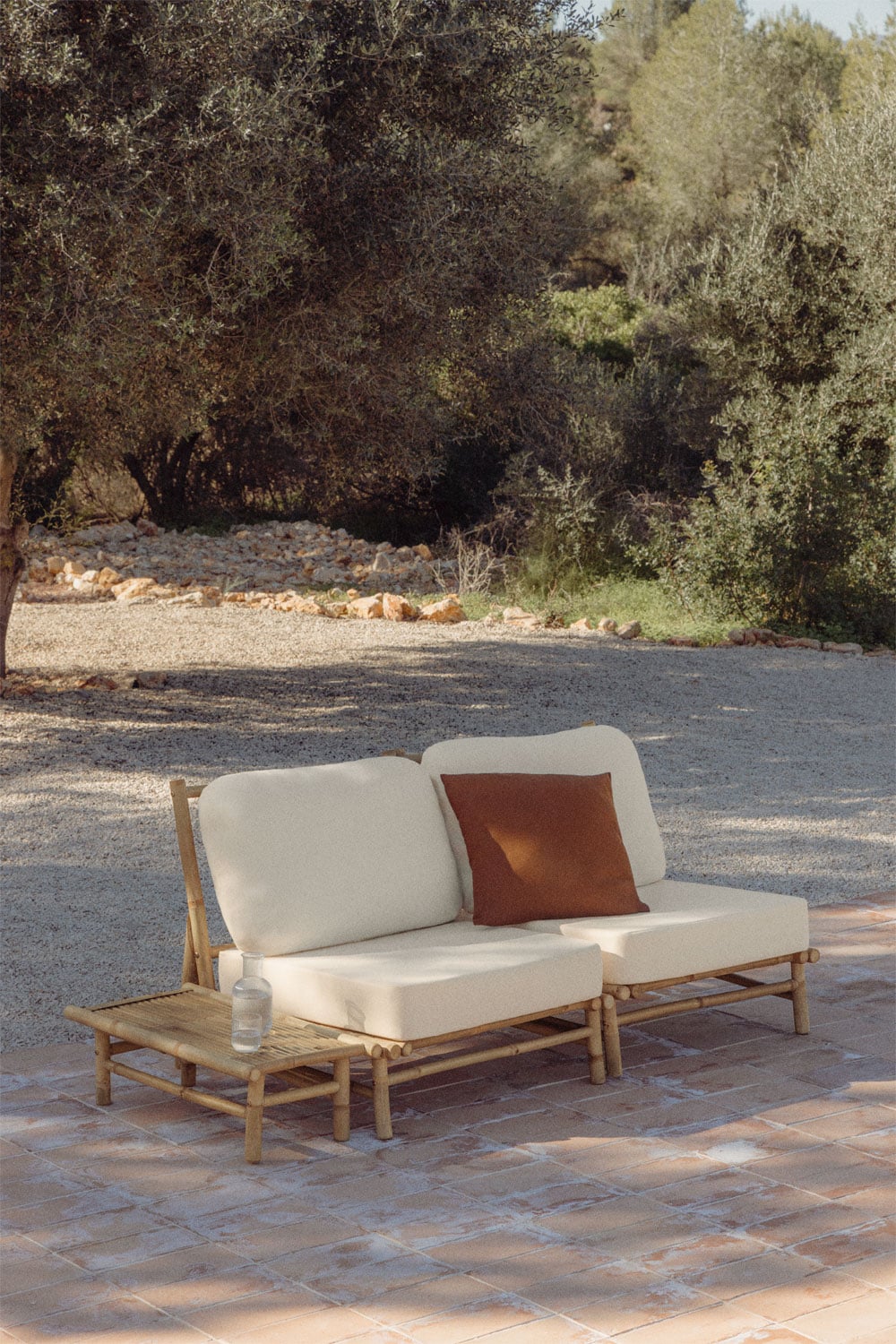 Ensemble de jardin avec canapé modulaire 2 pièces et table d'appoint latérale rectangulaire 75x40 cm en bambou Isendra, image de la galerie 9