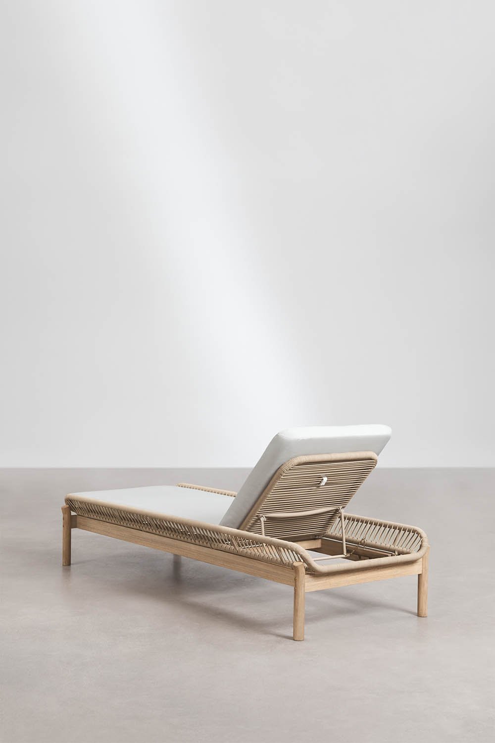 Chaise longue inclinable en bois d'acacia Karvia, image de la galerie 4