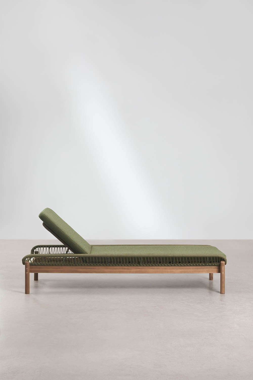 Chaise longue inclinable en bois d'acacia et corde tressée Karvia, image de la galerie 3