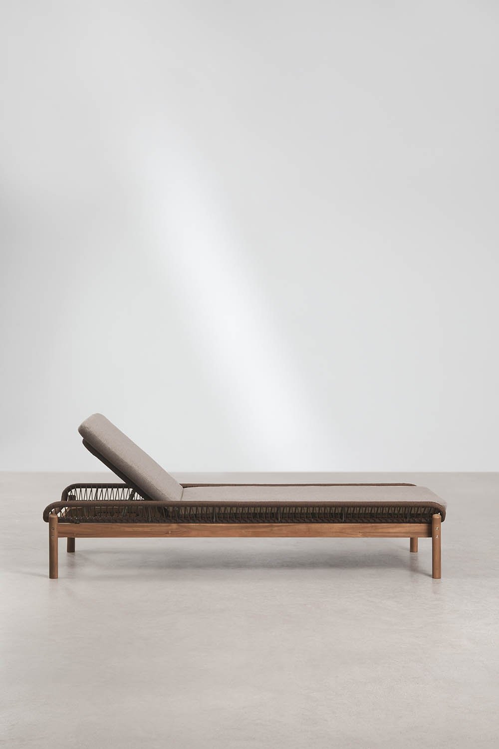 Chaise longue inclinable en bois d'acacia et corde tressée Karvia, image de la galerie 5