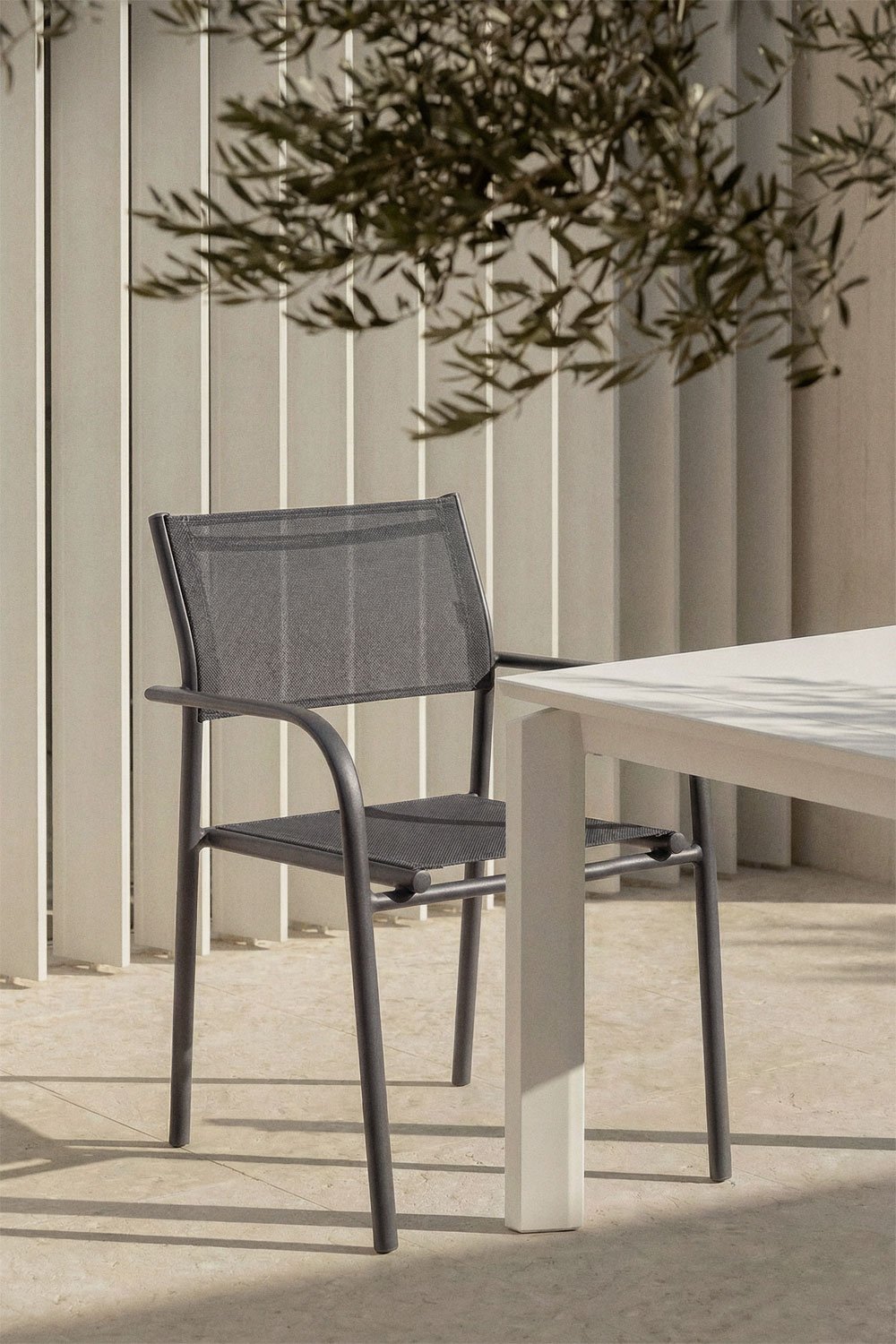 Chaise de jardin empilable avec accoudoirs en aluminium Olenia, image de la galerie 1