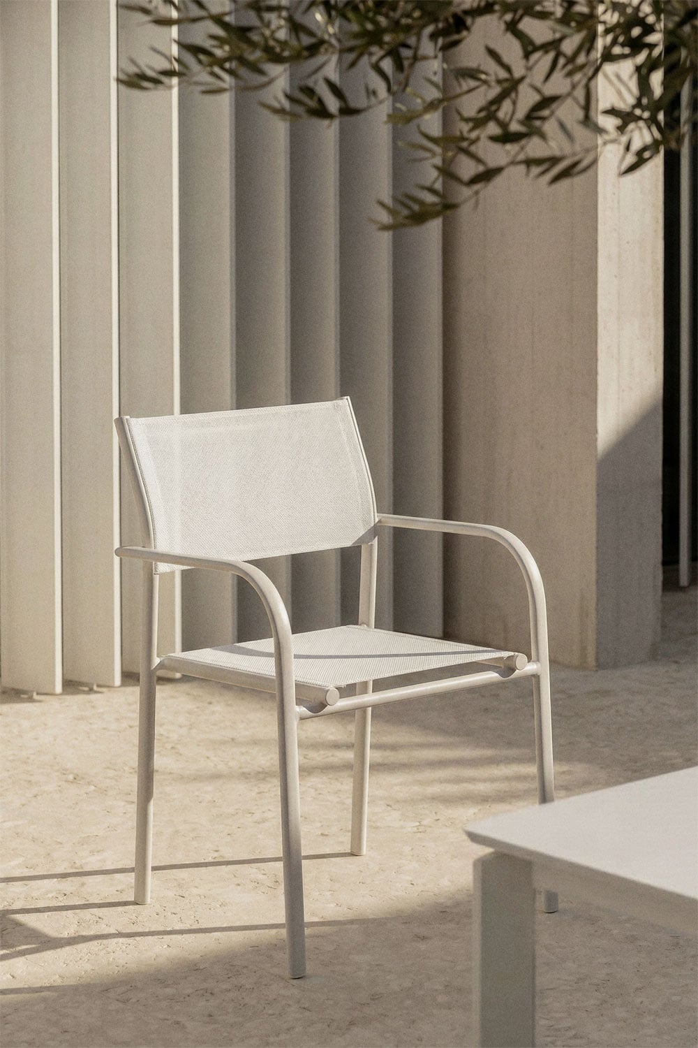 Pack de 2 chaises de jardin empilables avec accoudoirs en aluminium Olenia, image de la galerie 1