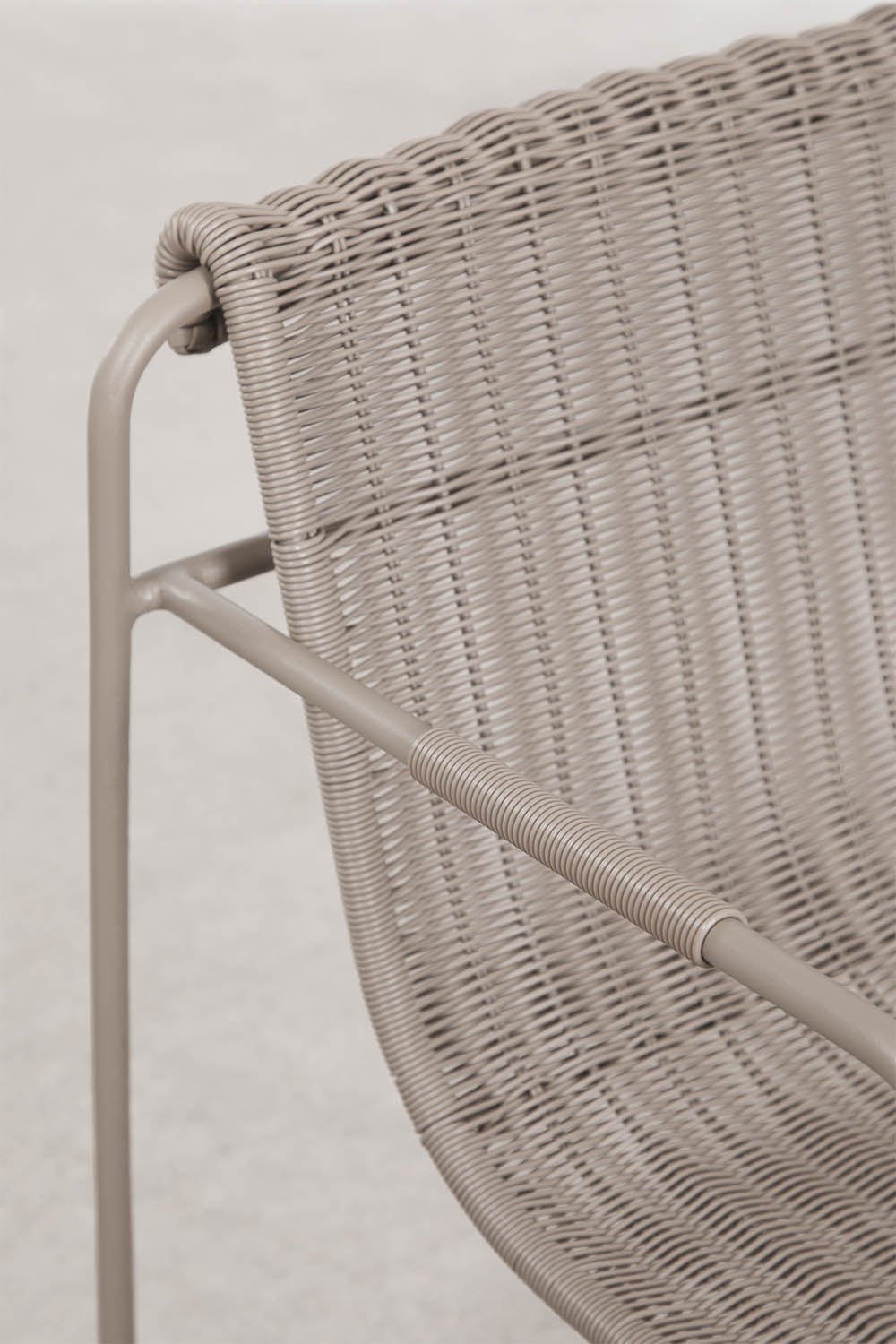 Chaise de jardin empilable avec accoudoirs en rotin synthétique et acier Revia, image de la galerie 6