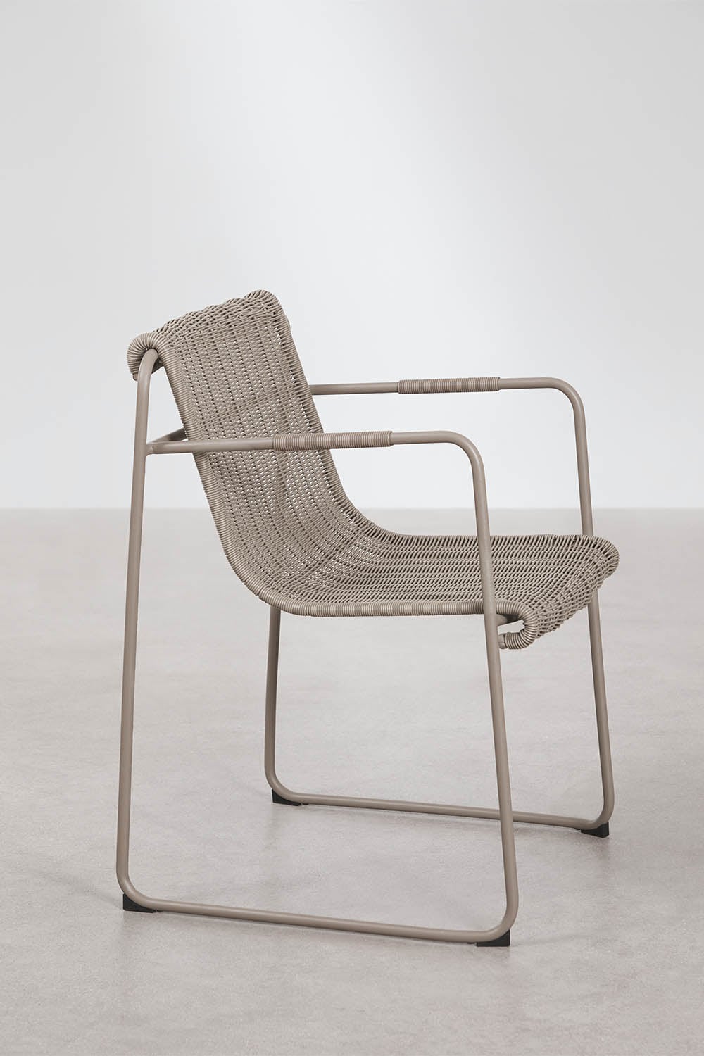 Pack de 2 chaises de jardin empilables avec accoudoirs en rotin synthétique et acier Revia, image de la galerie 4