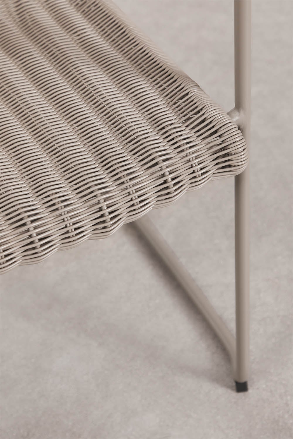 Pack de 2 chaises de jardin empilables avec accoudoirs en rotin synthétique et acier Revia, image de la galerie 7