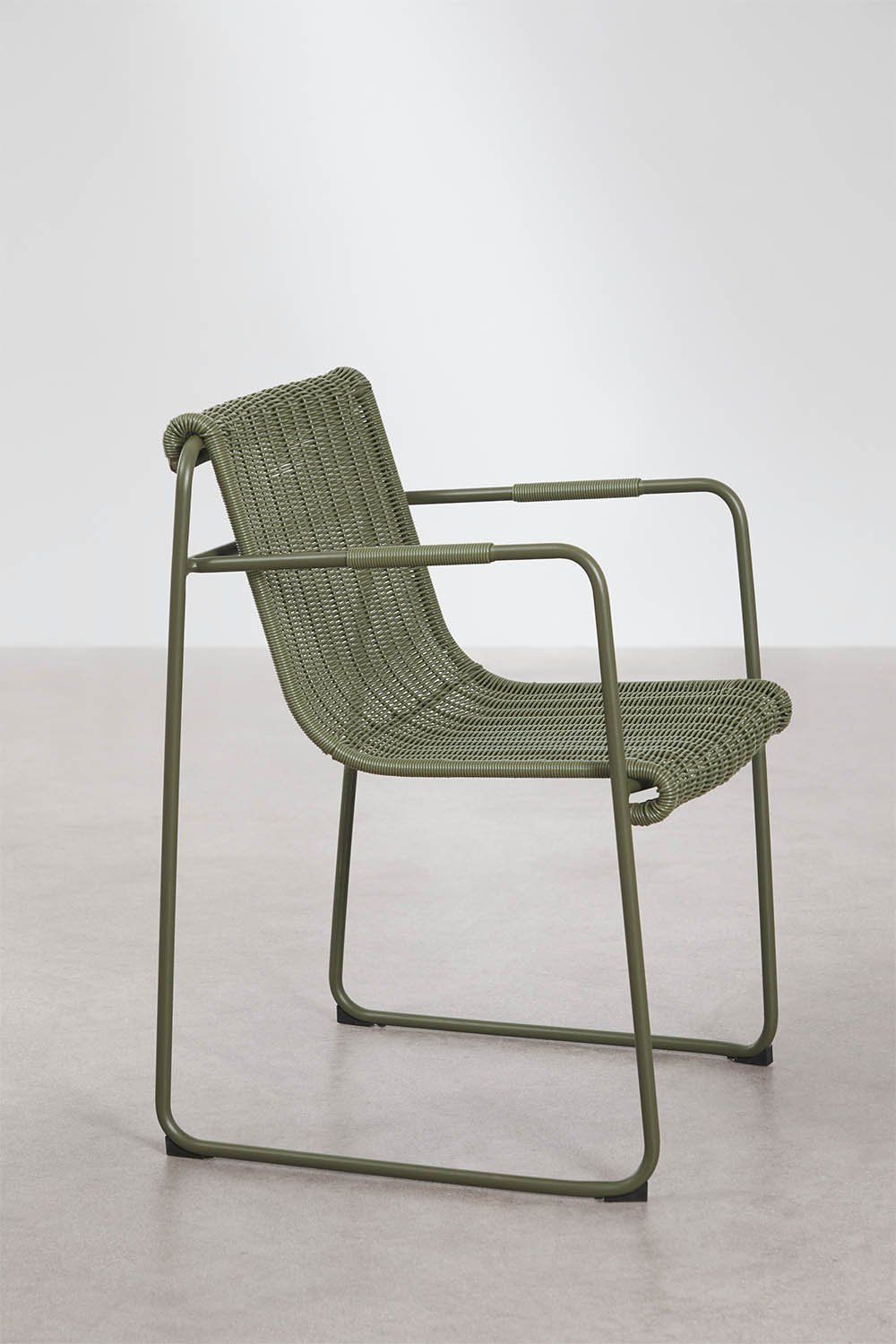 Pack de 4 chaises de jardin empilables avec accoudoirs en rotin synthétique et acier Revia, image de la galerie 2