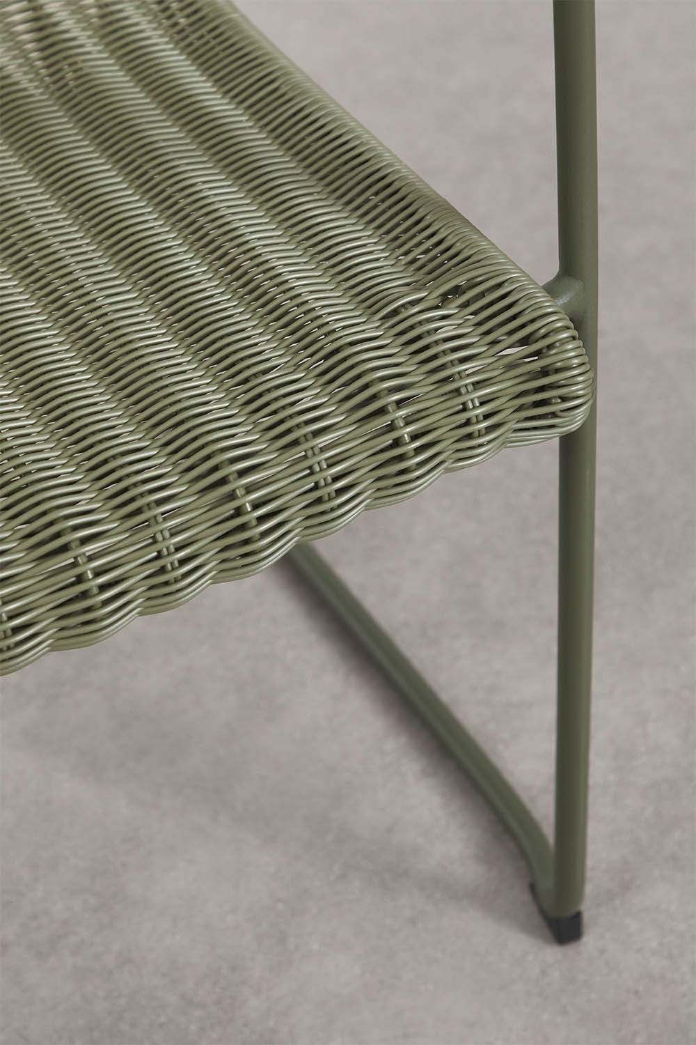 Pack de 4 chaises de jardin empilables avec accoudoirs en rotin synthétique et acier Revia, image de la galerie 5