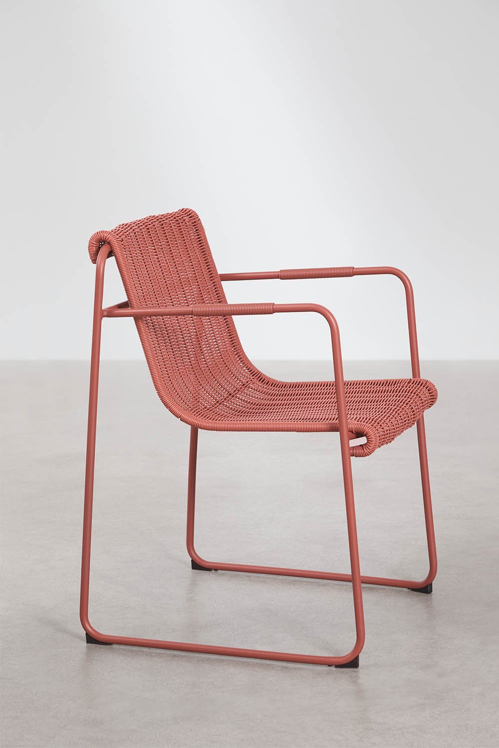 Chaise de salle à manger empilable avec accoudoirs en rotin synthétique et acier Revia, image de la galerie 2