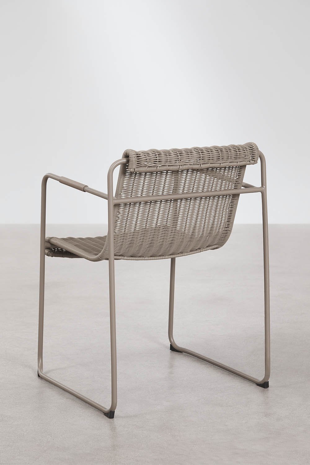 Chaise de salle à manger empilable avec accoudoirs en rotin synthétique et acier Revia, image de la galerie 3