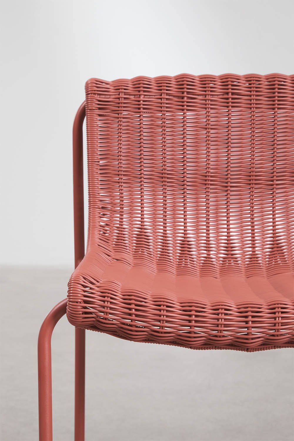 Pack de 2 tabourets hauts de jardin en rotin synthétique et acier Revia, image de la galerie 5