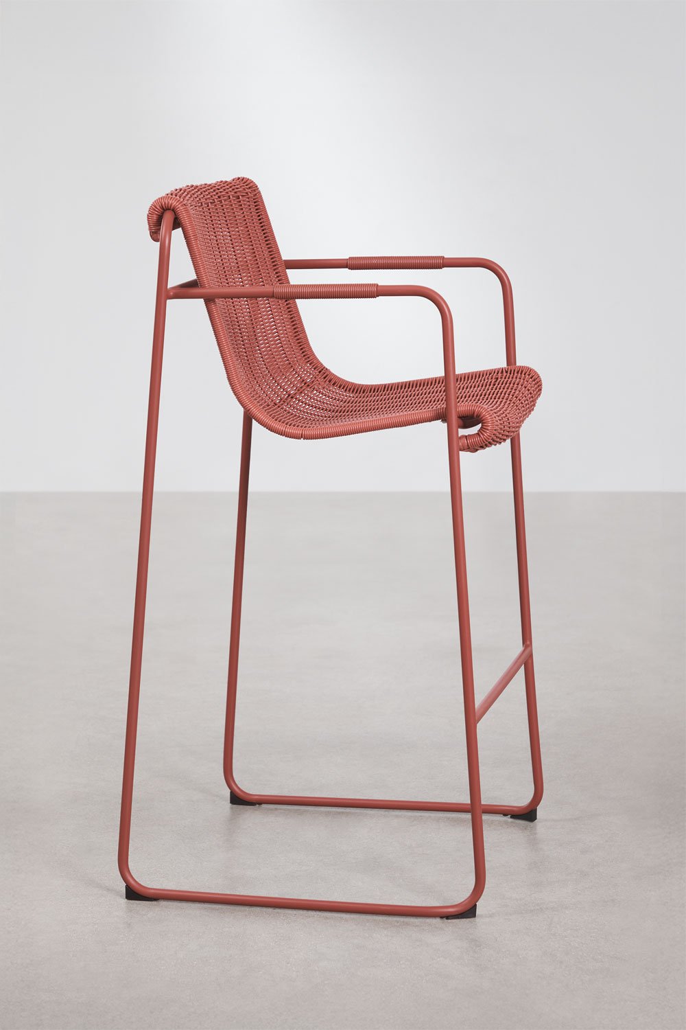 Tabouret de jardin haut empilable avec accoudoirs en rotin synthétique et acier Revia, image de la galerie 2