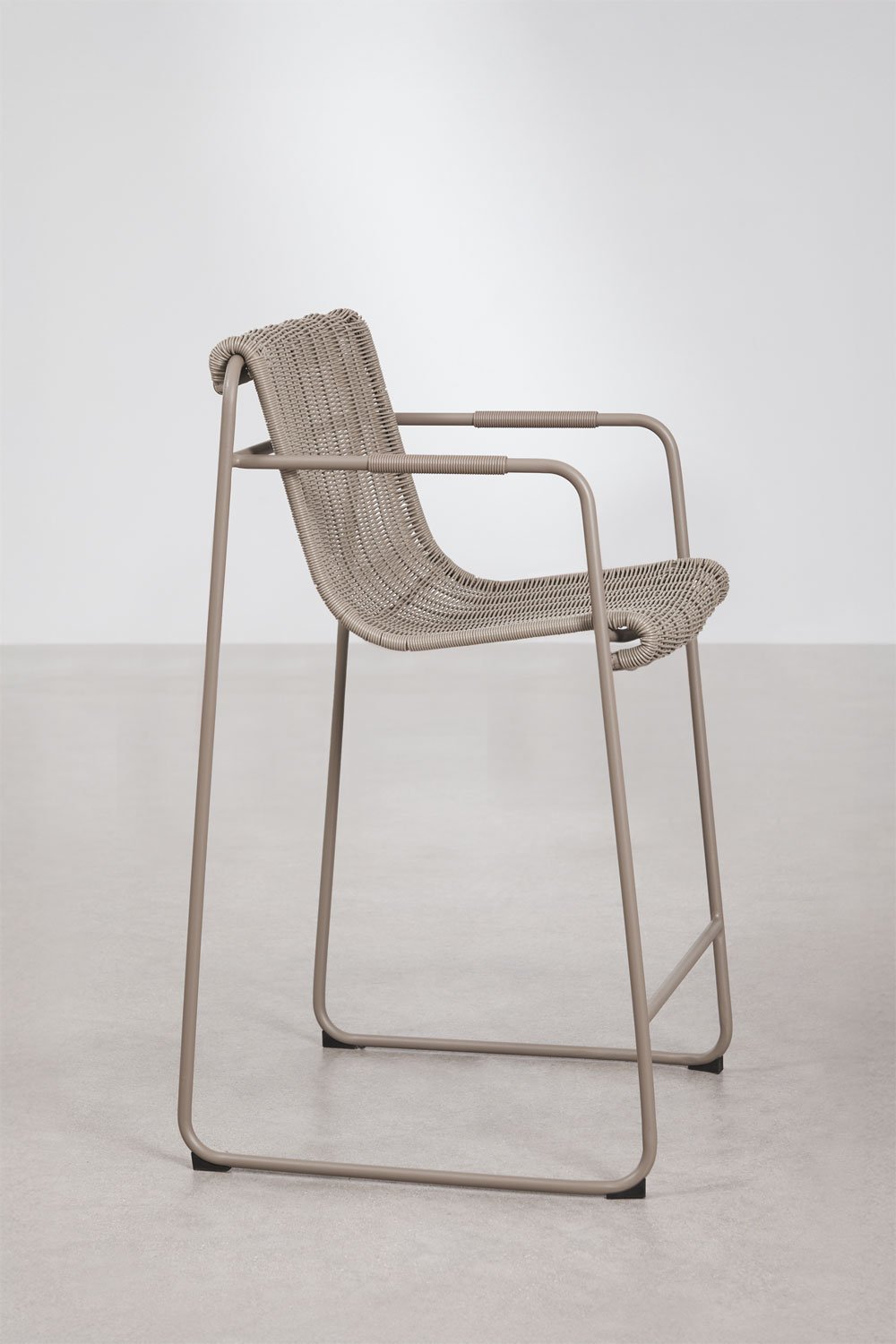 Tabouret de jardin haut empilable avec accoudoirs en rotin synthétique et acier Revia, image de la galerie 2