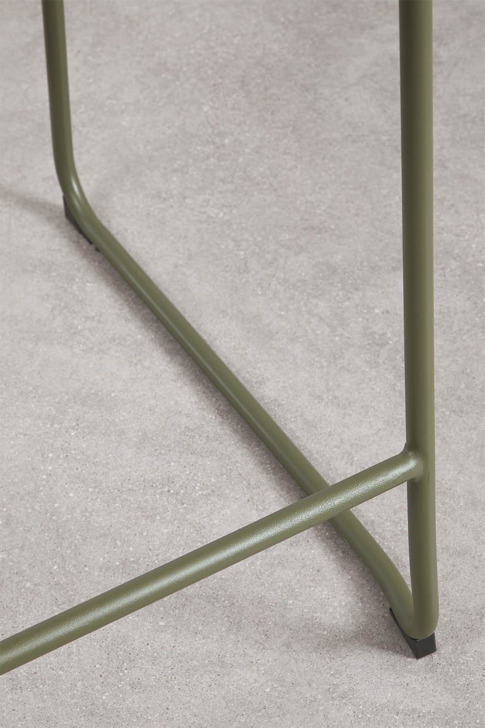 Pack de 2 tabourets de jardin hauts empilables avec accoudoirs en rotin synthétique et acier Revia, image de la galerie 5