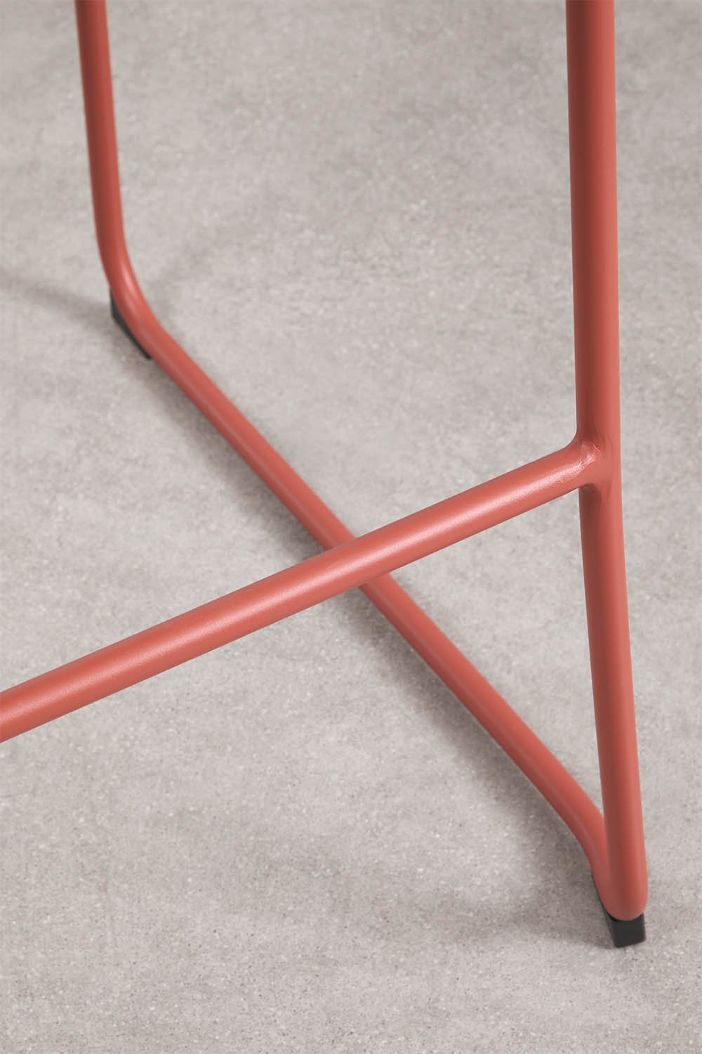 Tabouret haut empilable avec accoudoirs en rotin synthétique et acier Revia, image de la galerie 5