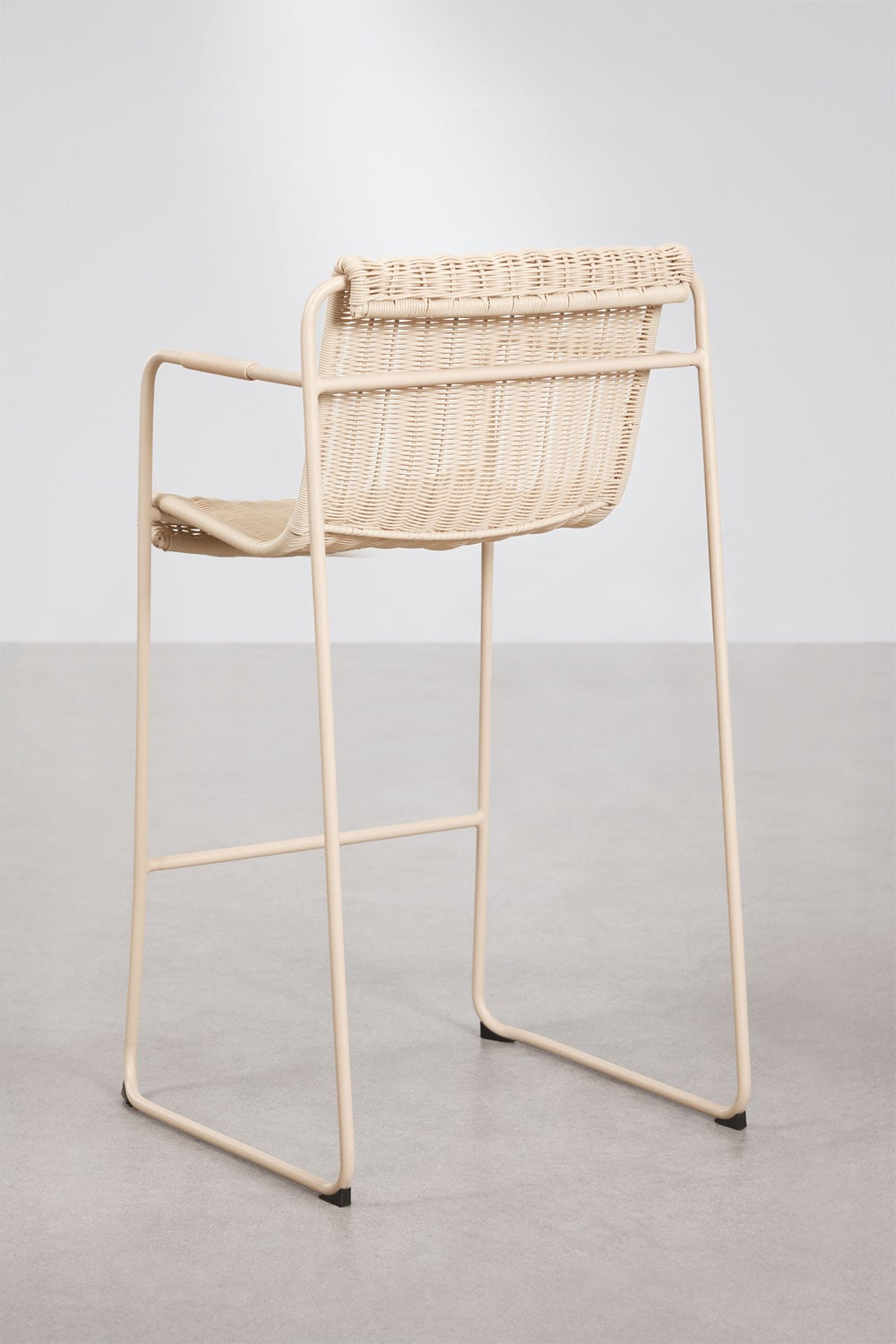 Tabouret haut empilable avec accoudoirs en rotin synthétique et acier Revia, image de la galerie 3