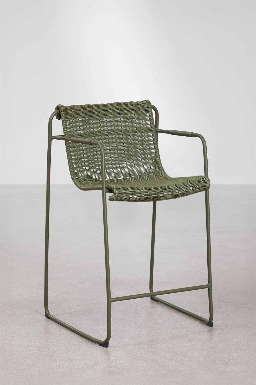 Pack de 2 tabourets hauts empilables avec accoudoirs en rotin synthétique et acier Revia, image de la galerie 1