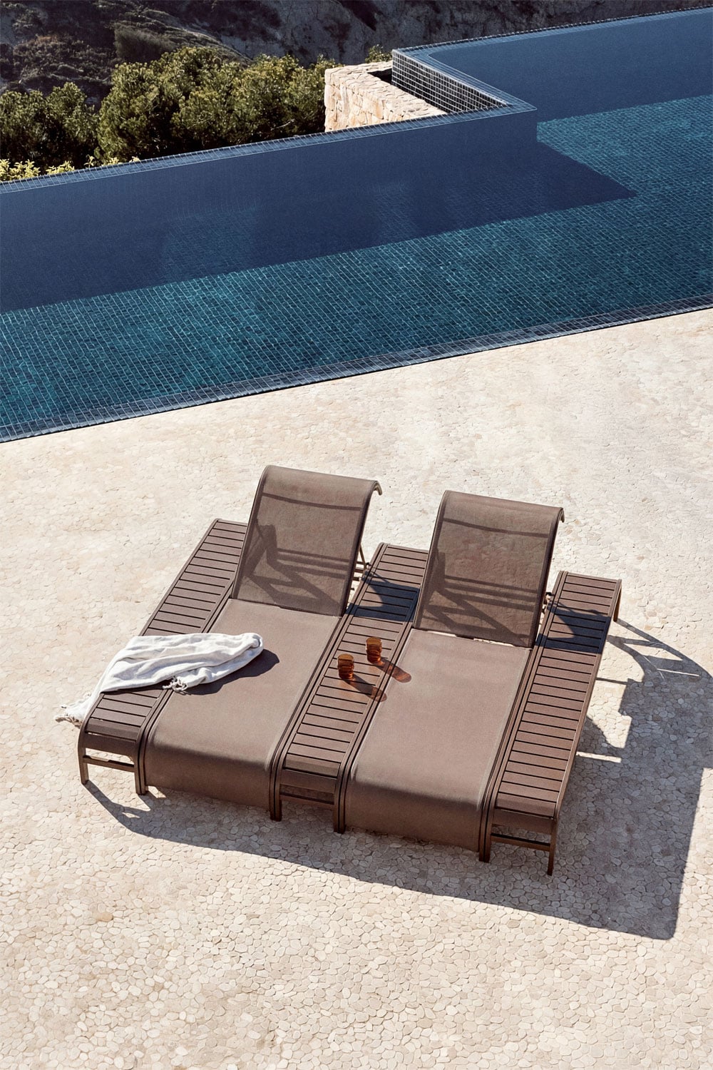 Set de 2 chaises longues inclinables et 3 tables d'appoint en acier Marietta, image de la galerie 1