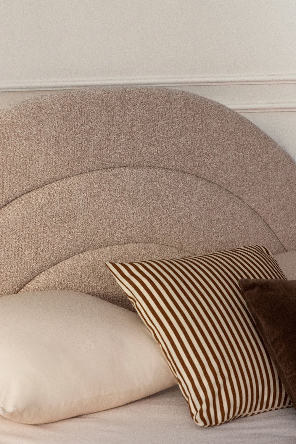 Lit avec coffre de rangement relevable en tissu bouclé Borzensi, image de la galerie 2