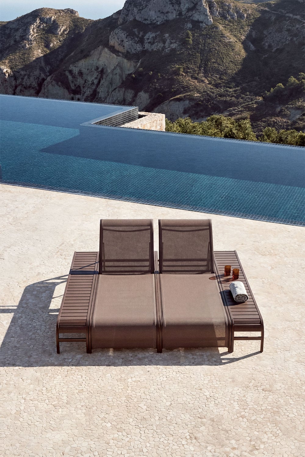 Set de 2 chaises longues inclinables et 2 tables d'appoint en acier Marietta, image de la galerie 1