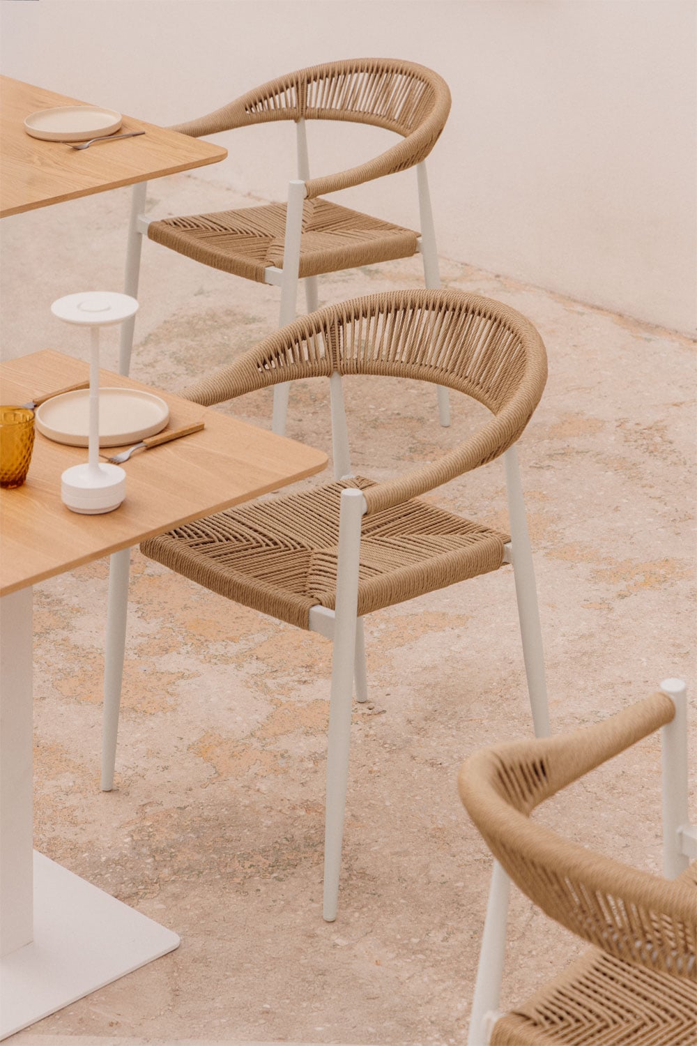 Chaise de jardin empilable avec accoudoirs en aluminium et rotin synthétique Amatria, image de la galerie 1