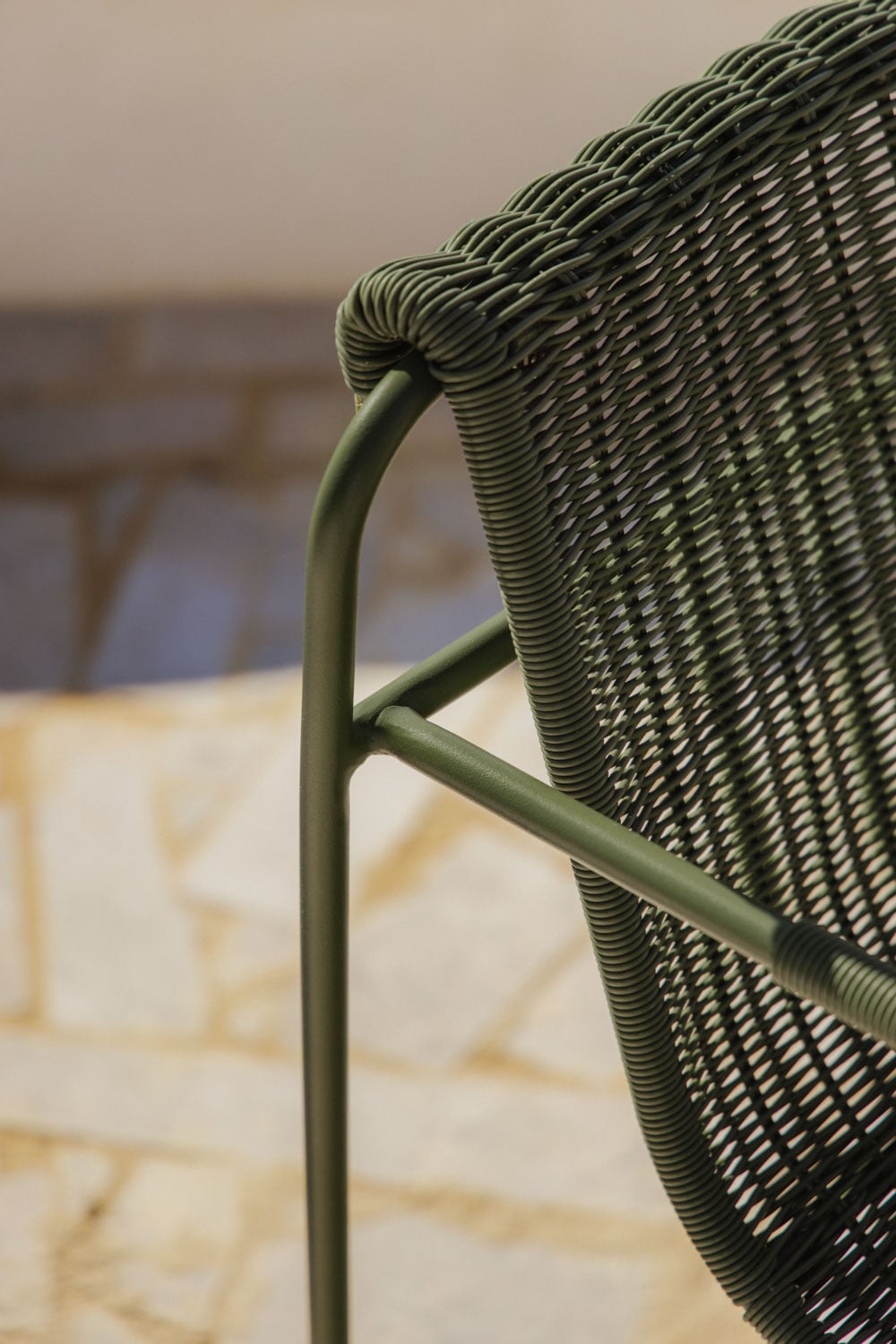 Chaise de jardin empilable avec accoudoirs en rotin synthétique et acier Revia, image de la galerie 2