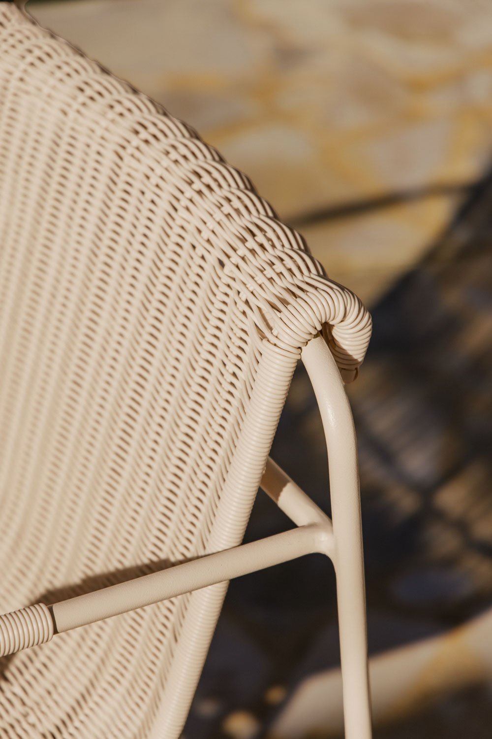 Chaise de jardin empilable avec accoudoirs en rotin synthétique et acier Revia, image de la galerie 2