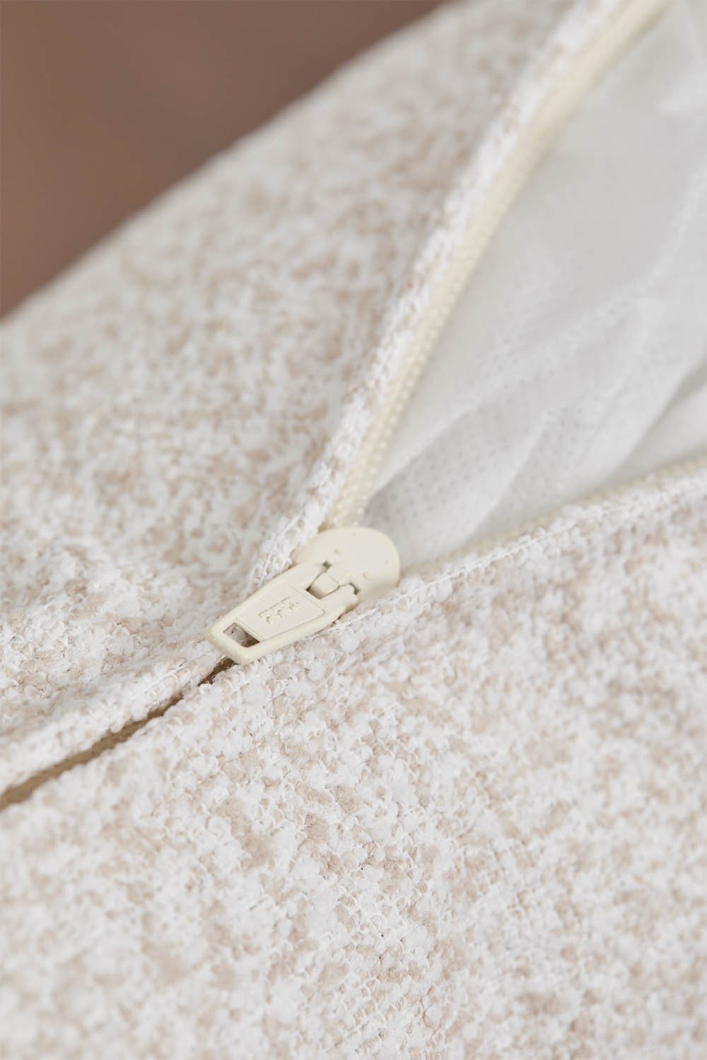 Silla de jardín con reposabrazos en madera de acacia y tela bouclé Kandroa, image de la galerie 6