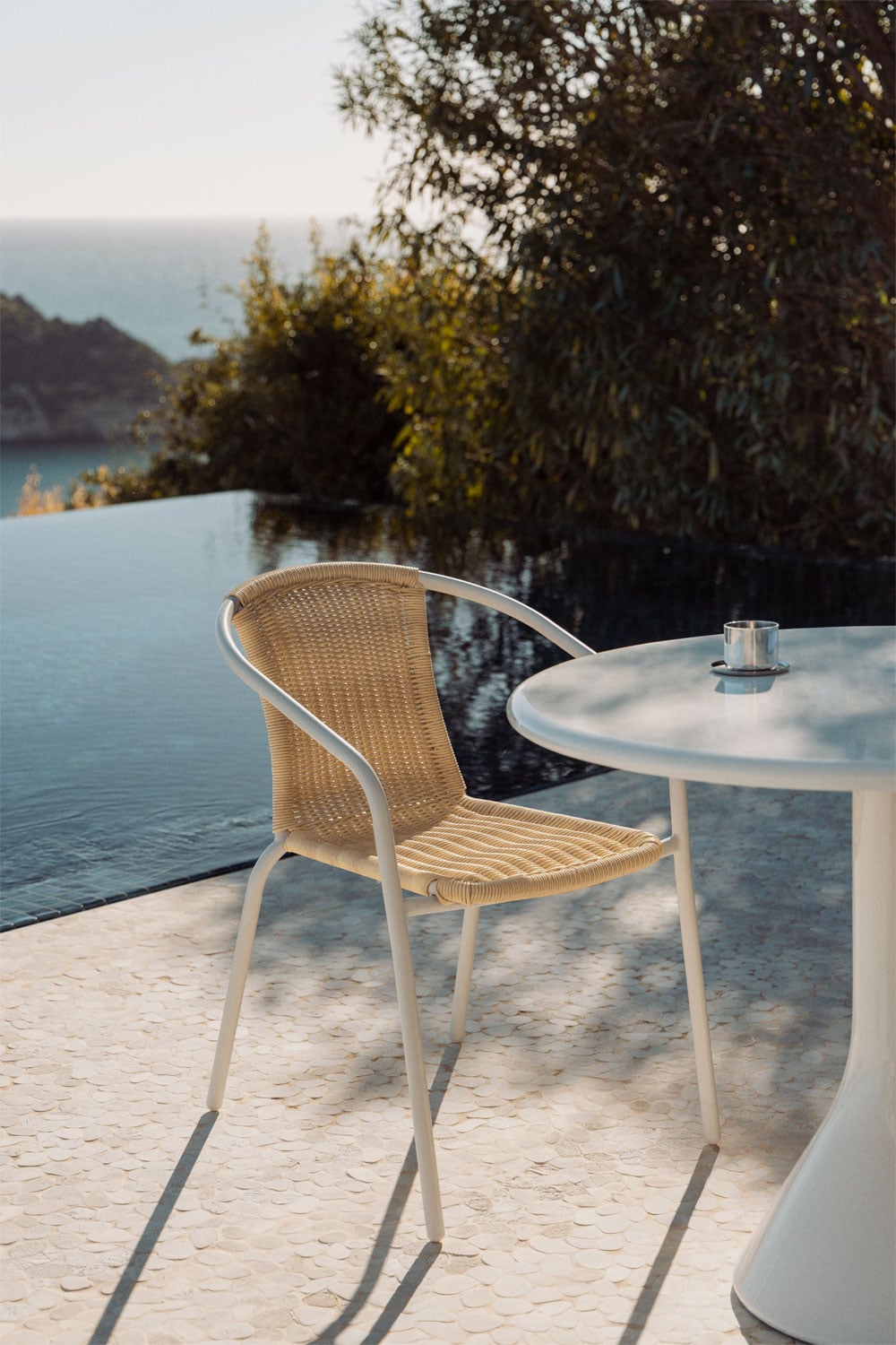 Pack de 2 chaises de jardin empilables avec accoudoirs en acier et rotin synthétique Kalymana , image de la galerie 1