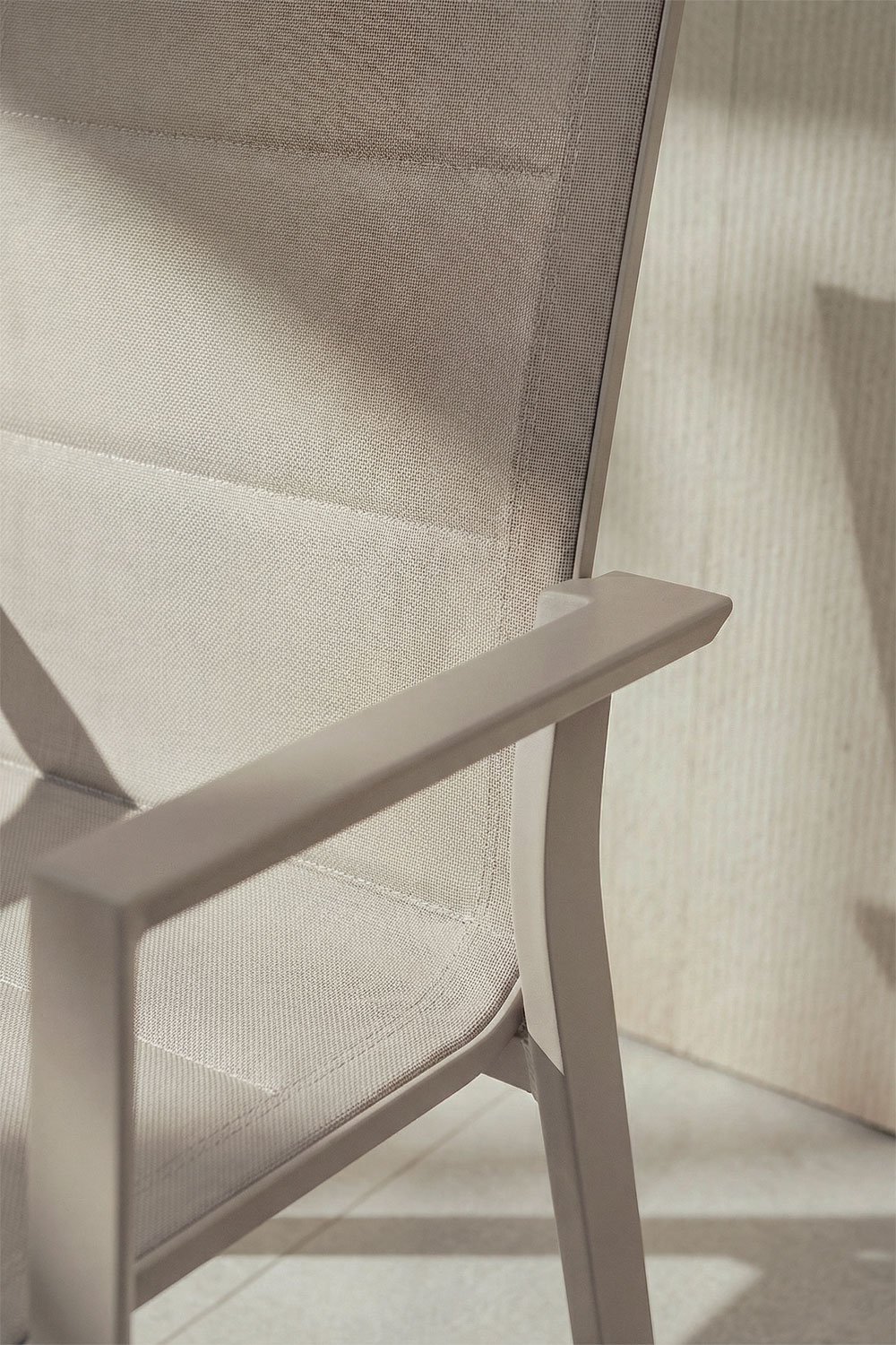 Chaise de jardin empilable avec accoudoirs en aluminium Karena, image de la galerie 2