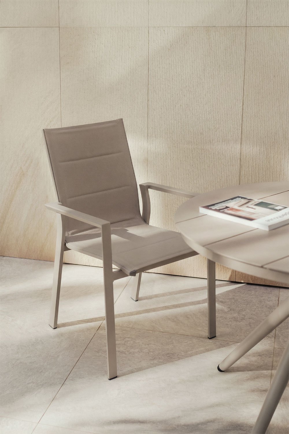 Chaise de jardin empilable avec accoudoirs en aluminium Karena, image de la galerie 1