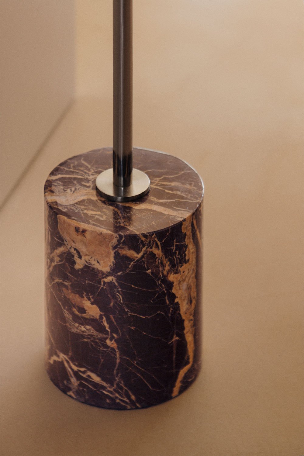 Porte-manteau sur pied en fer et marbre Drivela, image de la galerie 2