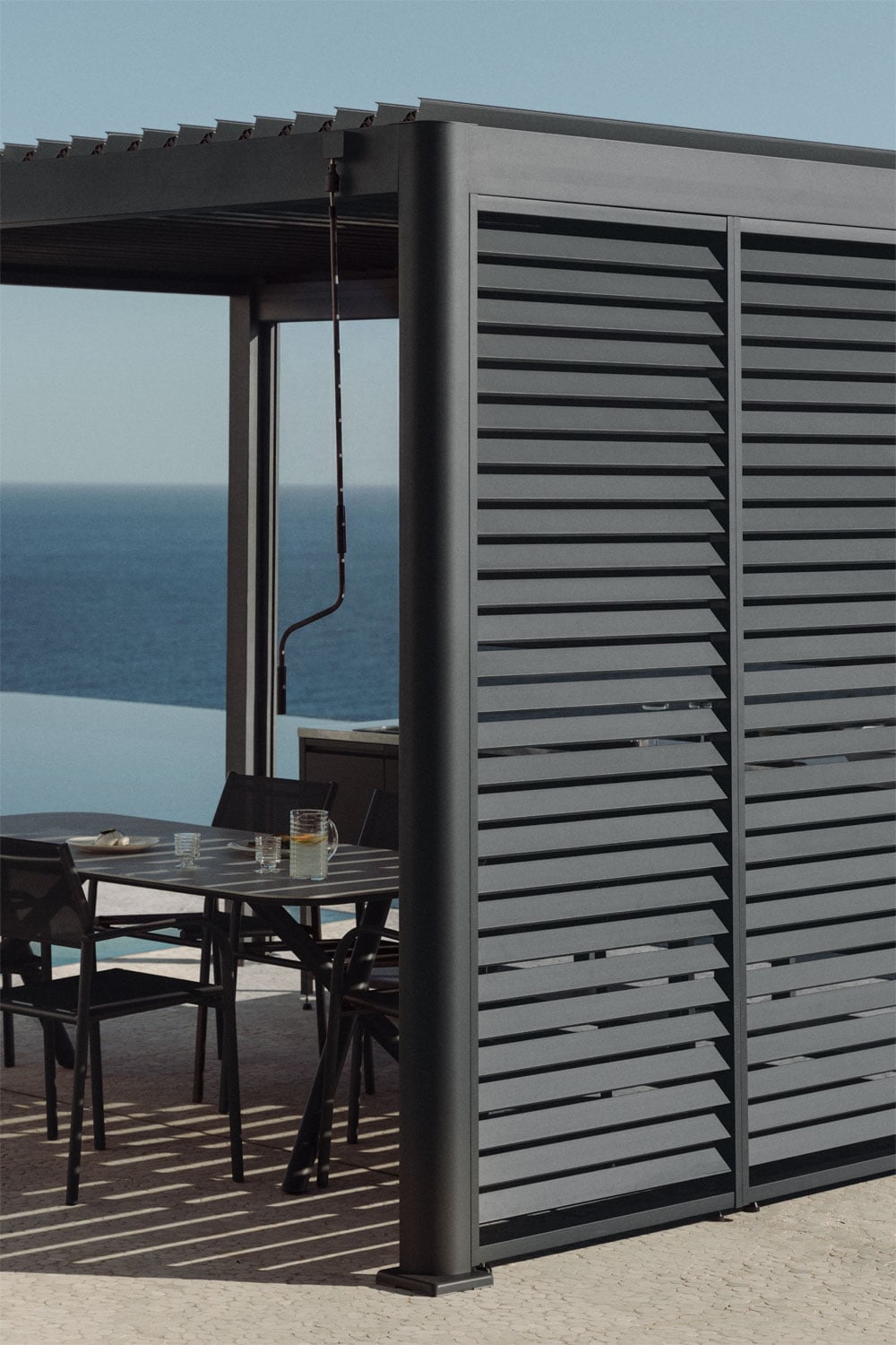 Pergola bioclimatique en aluminium avec lames et panneau latéral Druvia, image de la galerie 2