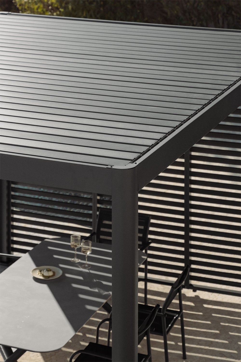 Pergola bioclimatique en aluminium avec lames et panneau latéral Druvia, image de la galerie 3