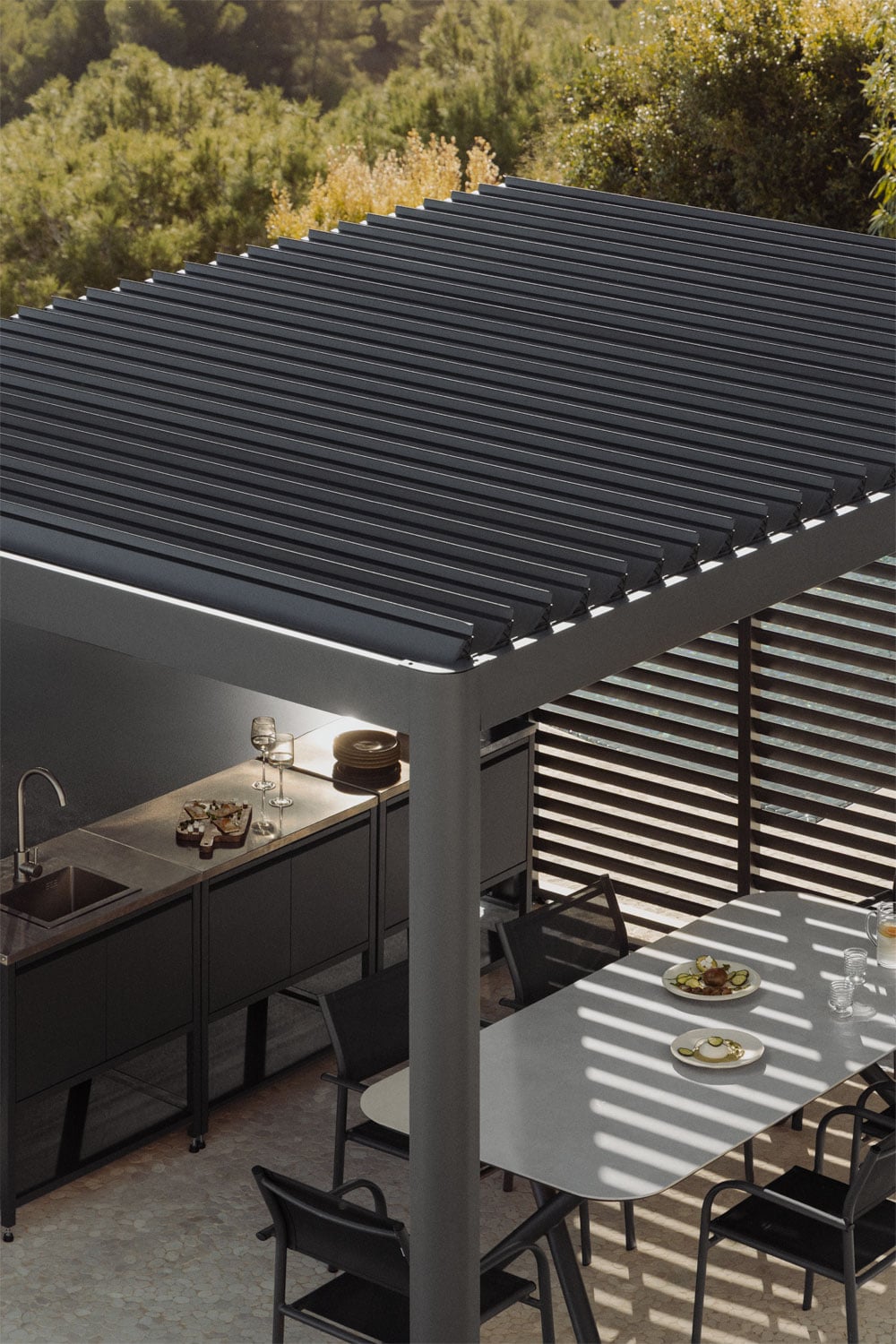 Pergola bioclimatique en aluminium avec lames et panneau latéral Druvia, image de la galerie 4