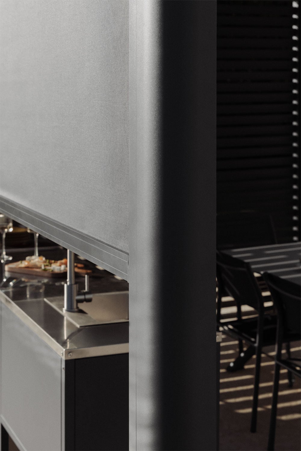 Pergola bioclimatique en aluminium avec lames et stores latéraux Druvia, image de la galerie 2