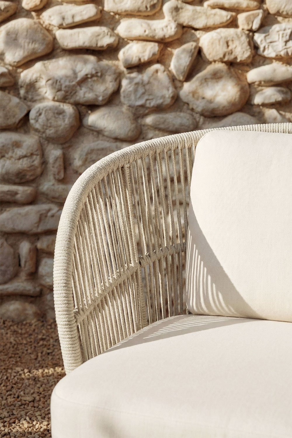 Ensemble de jardin avec 2 fauteuils en corde tressée Capri et table basse ronde Ø75 cm en ciment Layana, image de la galerie 2