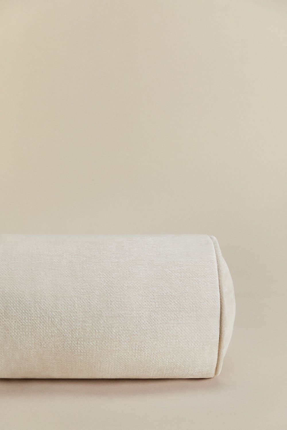 Coussin rouleau 20x60 cm en velours Lesoto, image de la galerie 2