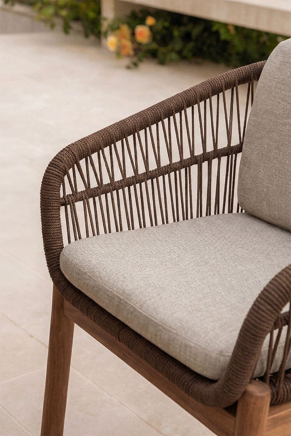 Chaise de jardin avec accoudoirs en bois d'acacia et corde tressée Karvia, image de la galerie 2