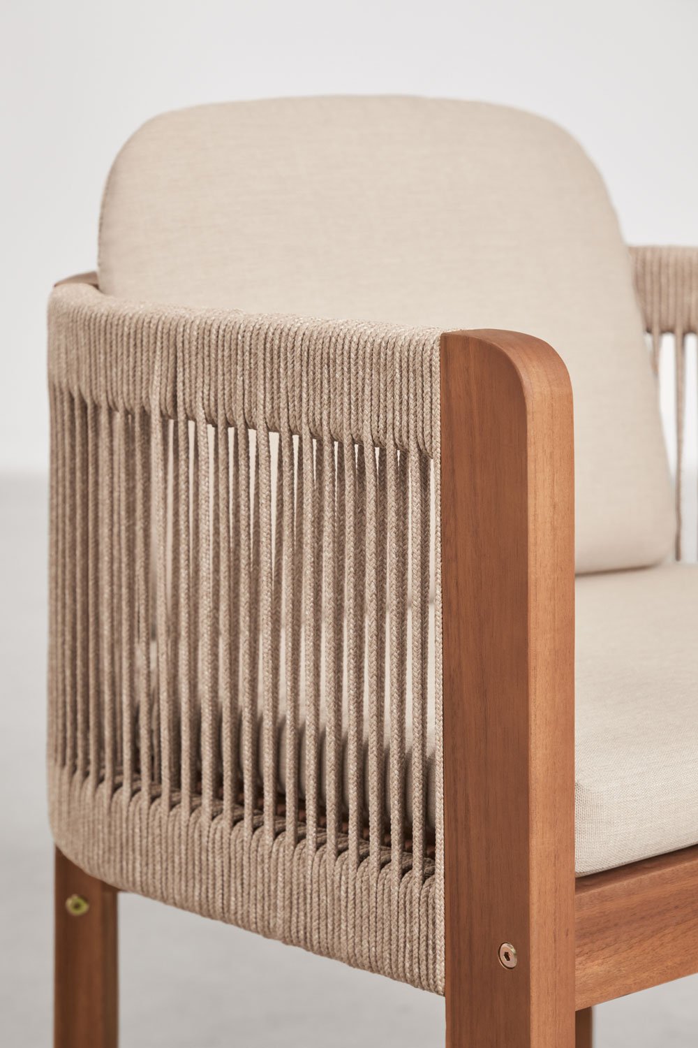 Chaise de jardin Serel avec accoudoirs en bois d'acacia et corde tressée, image de la galerie 4