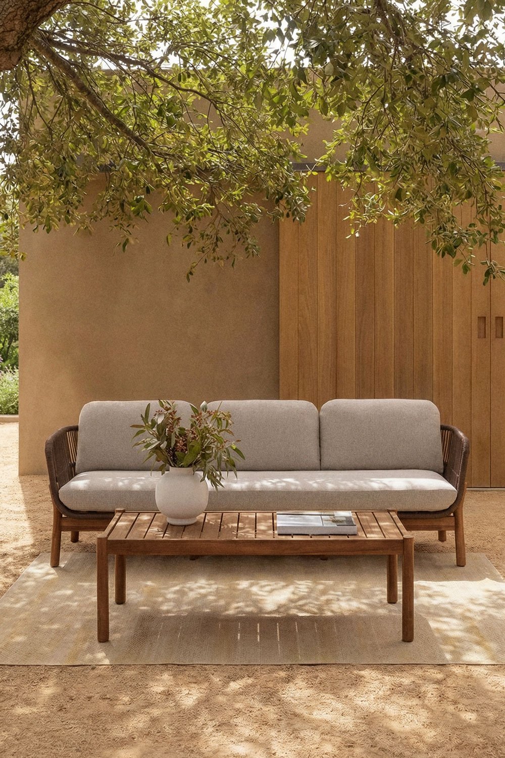 Ensemble de jardin avec canapé 3 places et table basse rectangulaire 120x60 cm en bois d'acacia et corde tressée Karvia, image de la galerie 1