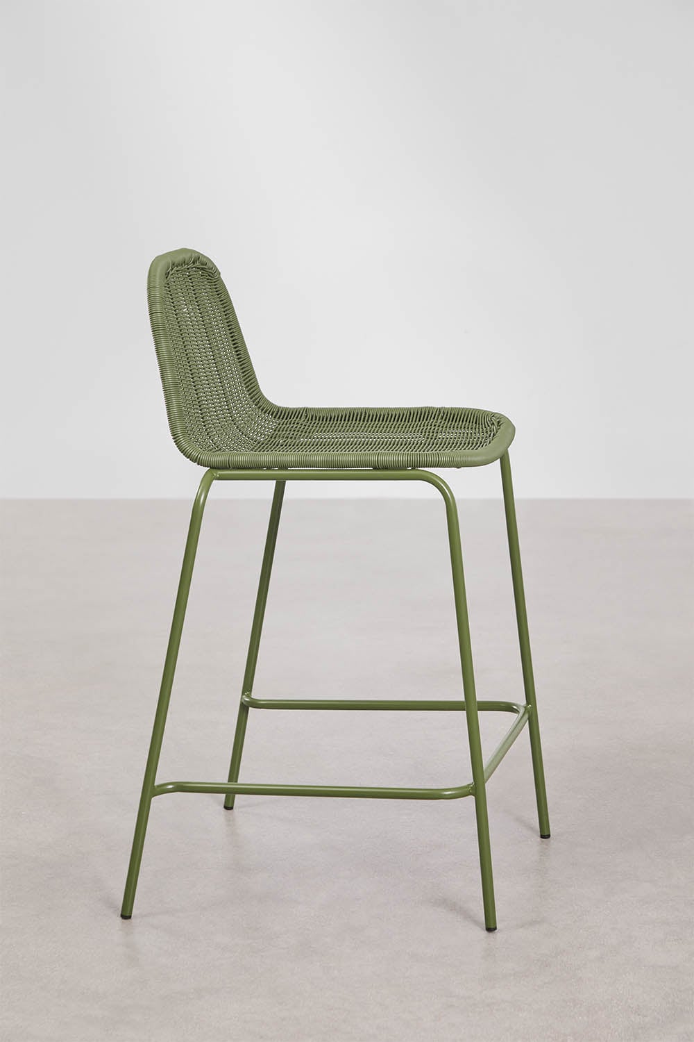 Pack de 4 tabourets de jardin hauts empilables en rotin synthétique Reiven, image de la galerie 2